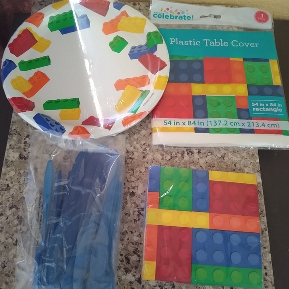 Lego Party in a Box for 8,  100+ piece set! - Picture 2 of 6